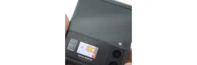 삼성 페이로 결제하기 휴대전화의 카드를 제출하는 모습